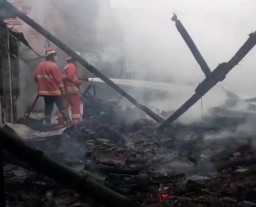 Listrik Kamar Konslet, Rumah Warga di Kelurahan Mojosarirejo Driyorejo Gresik Ini Ludes Dilalap Api