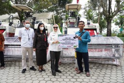 17 Kelompok Tani Terima Combine Gratis dari Bupati Bojonegoro