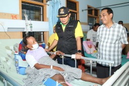 Bupati Lamongan Kunjungi Riyanto, Penjaga Perlintasan yang Selamatkan Pemotor