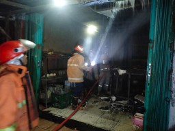 Hati-hati, Akibat Korsleting listrik, Ruko di Kebomas Gresik Kebakaran Tengah Malam