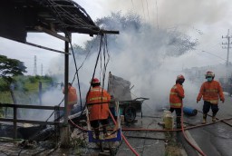 Nambal Ban Sambil Merokok, Kios di Gresik Hangus, Istri Alami Luka Bakar