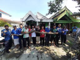 Petugas Damkar Lamongan Amankan Ular Sanca 4 Meter dari Rumah Warga Jotosanur