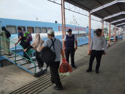 Air Laut Pesisir Gresik Meninggi, Kapal Penyeberangan Bawean Libur Sementara