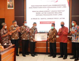 Bank Jatim Bantu Pembangunan Kios dan Permodalan Bagi PKL di Malang