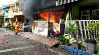 Kebakaran Rumah di Gresik, Sekitar 8 Tabung Gas Elpiji Meledak Hingga 2 Motor Hangus