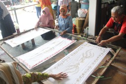 Universitas Ciputra Dorong UMKM Batik Terapkan Konsep Greenpreneur