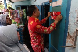 Pemkot Surabaya Pasang Stiker Rumah Warga Miskin