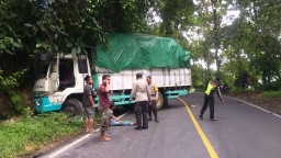 Rem Blong, Truk Angkut Paket Tabrak Dinding Tebing di Jalur Gumitir