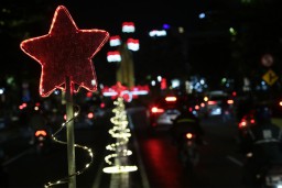Gemerlap, Kota Surabaya Dipenuhi Ornamen Natal