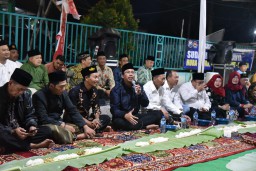 Gus Muhdlor Rayakan Malam Tahun Baru dengan Makan Lesehan Bersama Warga Sidoarjo