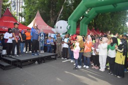 Jalan Sehat HUT Korpri, Ribuan Warga Padati Titik Nol KM Lamongan