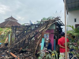 Ditinggal ke Sawah, Rumah Kakek 70 Tahun di Gresik Ludes Terbakar