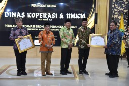 Bupati Sidoarjo Beri Penghargaan Kepada OPD Sidoarjo