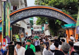 K.H Moh Iklil Sholeh Tutup Usia, Lautan Manusia Antarkan Pengasuh Ponpes Qomarudidin ke Peristirahatan Terakhir