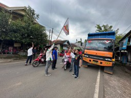 Resah, Warga Pasrepan Hentikan Paksa Truk Muatan Sirtu