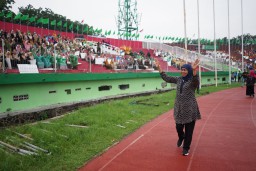 Tinjau Venue Resepsi 1 Abad NU, Gubernur Khofifah Pacu Semangat Penampil Paper Mob di Tribun GOR Delta Sidoarjo