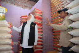 Gelontor 20 Ton Beras pada Operasi Pasar di Sidoarjo, Gubernur Khofifah Minta Pemkab/ Pemko Ikut Perkuat Intervensi Stabilkan Harga Beras