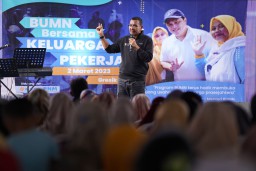 Melalui Program Mekaar, Menteri Erick Thohir Tingkatkan Kesejahteraan Keluarga Pekerja BUMN di Gresik