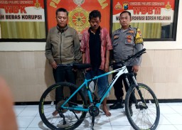Curi Sepeda Gunung di Halaman Masjid, Pria Ini Dihajar Warga Menganti Gresik