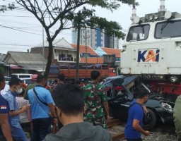 Sedan Timor Ringsek Setelah Ditabrak Kereta Api di Lamongan, Dua Penumpang Meninggal