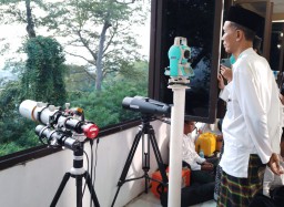 Hilal Tak Terlihat Dalam Rukyat di Bukit Condrodipo Gresik Untuk Menentukan Lebaran