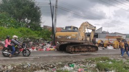 Sampah Menggunung di TPS Pasar Menganti Sudah Dikeruk DLH