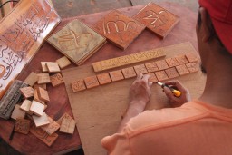 Kreatif, Warga Binaan di Lapas Kelas IIB Tulungagung Ciptakan Kaligrafi dari Kayu 