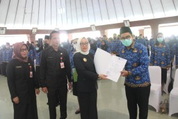 Bupati Bojonegoro Anna Ambil Sumpah 348 PNS