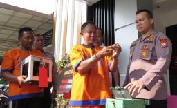 Tersangka Pencuri Kotak Amal di Sidoarjo ini Cengengesan saat Peragakan Aksinya