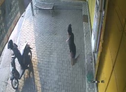 Aksi Maling Terekam CCTV, Motor Terparkir di Jombang Raib