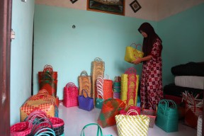 Perajin Tas Anyam Sintetis Jombang, Permintaan Meningkat Rekrut Warga Difabel