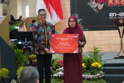 Bank Jatim Salurkan Kredit Jatim Ritel Kepada Pengusaha Penerbitan dalam Kegiatan Kampoeng Kreasi