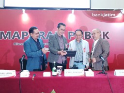 Dirut Bank Jatim Raih Penghargaan dalam Ajang Indonesia Financial Top Leader Awards