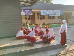 Perkara Merger Sekolah Belum Tuntas, Beberapa Siswa SDN III Sumberrejo Bojonegoro Belajar di Luar Kelas