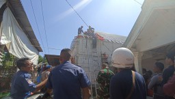 Pasang Galvalum Atap Rumah, Pria di Bojonegoro Tersengat Listrik Tegangan Tinggi