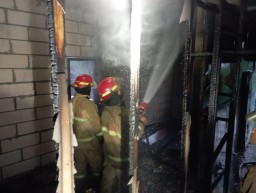 Damkar Bojonegoro Berhasil Selamatkan Aset Rp1 Miliar Lebih Saat Kebakaran di Kapas