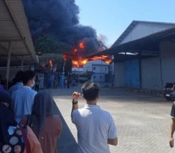 Kebakaran Hebat Landa Pabrik Plastik di Gresik, Ratusan Karyawan Terancam Kehilangan Pekerjaan