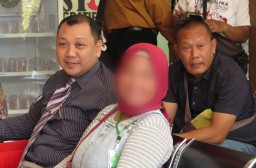 Digugat Rp1 Miliar oleh Korban, Pelaku Pelempar Tinja ke Tetangga Terlihat Santai Saat Sidang