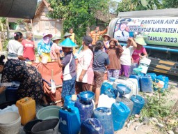 BPBD Bojonegoro Droping 8.000 Ribu Liter Air Bersih di Daerah Kesulitan Air