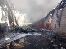 Pemadaman Kebakaran Pabrik Plastik di Menganti Gresik Butuh 100 Tangki Air, Begini Kronologinya