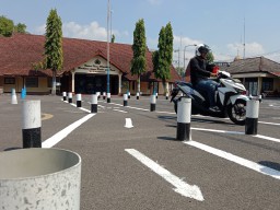 Trek Ujian SIM kini Lebih Mudah, Warga Bojonegoro Padati Satlantas Setempat