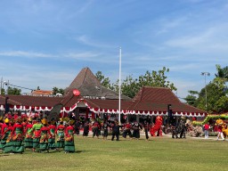Kolaborasi Budaya Tampil Apik di Upacara HUT Ke-78 RI di Alun-alun Bojonegoro