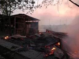 Warung Kosong di Driyorejo Tiba-tiba Terbakar, Api Sempat Buat Warga Ketakutan