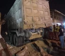 Lagi, Sebuah Dump Truk Seruduk Rumah di Gresik