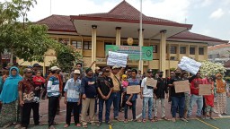 Puluhan Warga Sumuragung Baureno Gruduk PN Bojonegoro Kawal Sidang Pertambangan