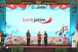 Khofifah Beri Penghargaan Kepada Bank Jatim Sebagai Lembaga Pendukung Startup Jawa Timur