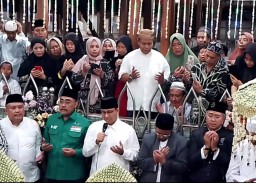 Ziarah ke Sunan Maulana Malik Ibrahim Gresik, Capres Anies Baswedan Pimpin Doa