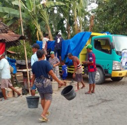 Wonge Ahmad Suyono Droping Air Bersih di Bojonegoro