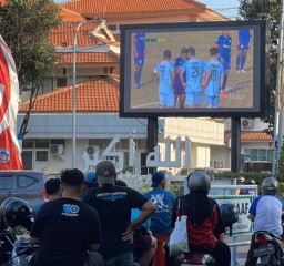 Warga Lamongan Nikmati Kemenangan Persela Lewat Videotron Milik Pemkab