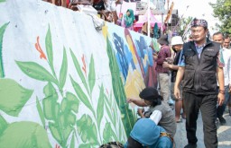 Ajang Promosikan Tenun Ikat Parengan, Pemkab Lamongan Gelar Festival Mural